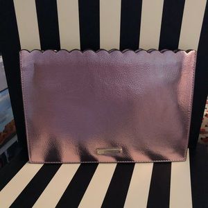 Scalloped  pouchette